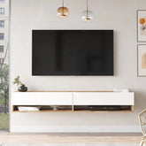Vue de face du meuble TV suspendu Fable installé dans un intérieur moderne.